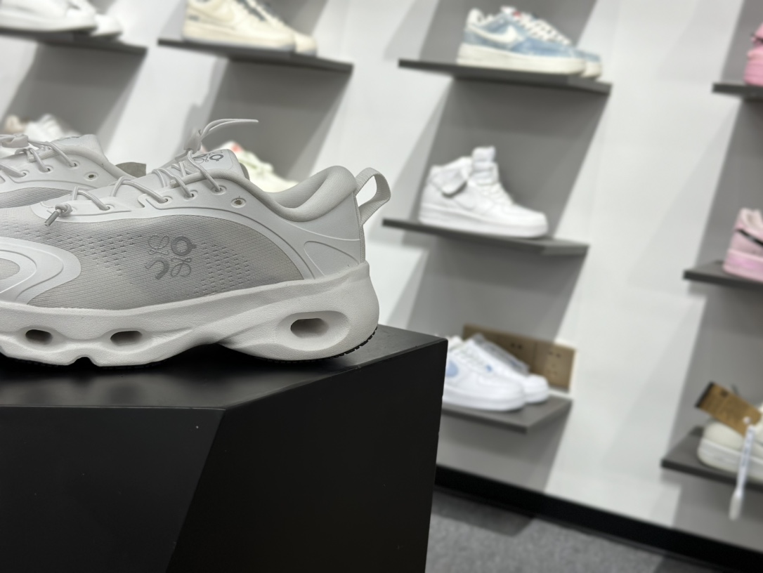 180 On昂跑 LOEWE 系列低帮轻量舒适多功能休闲运动鞋 3MF3066