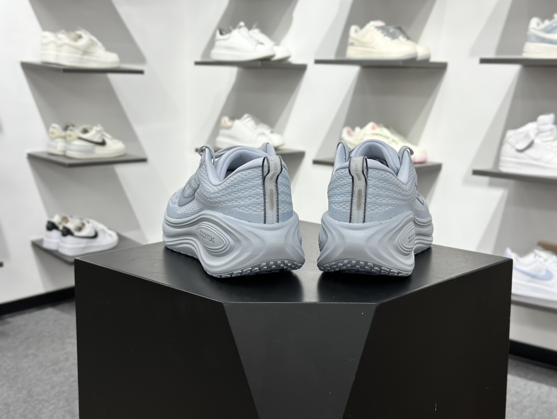 180 Nike VOMERO PLUS run轻盈跑鞋 顶级版本 Nike VOMERO 18 舒适百搭防滑耐磨 低帮 休闲跑步鞋 HV8150-004