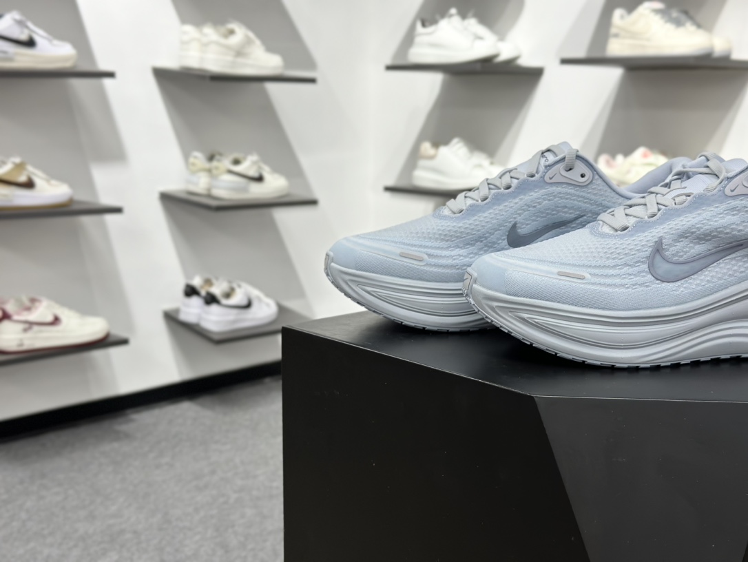 180 Nike VOMERO PLUS run轻盈跑鞋 顶级版本 Nike VOMERO 18 舒适百搭防滑耐磨 低帮 休闲跑步鞋 HV8150-004