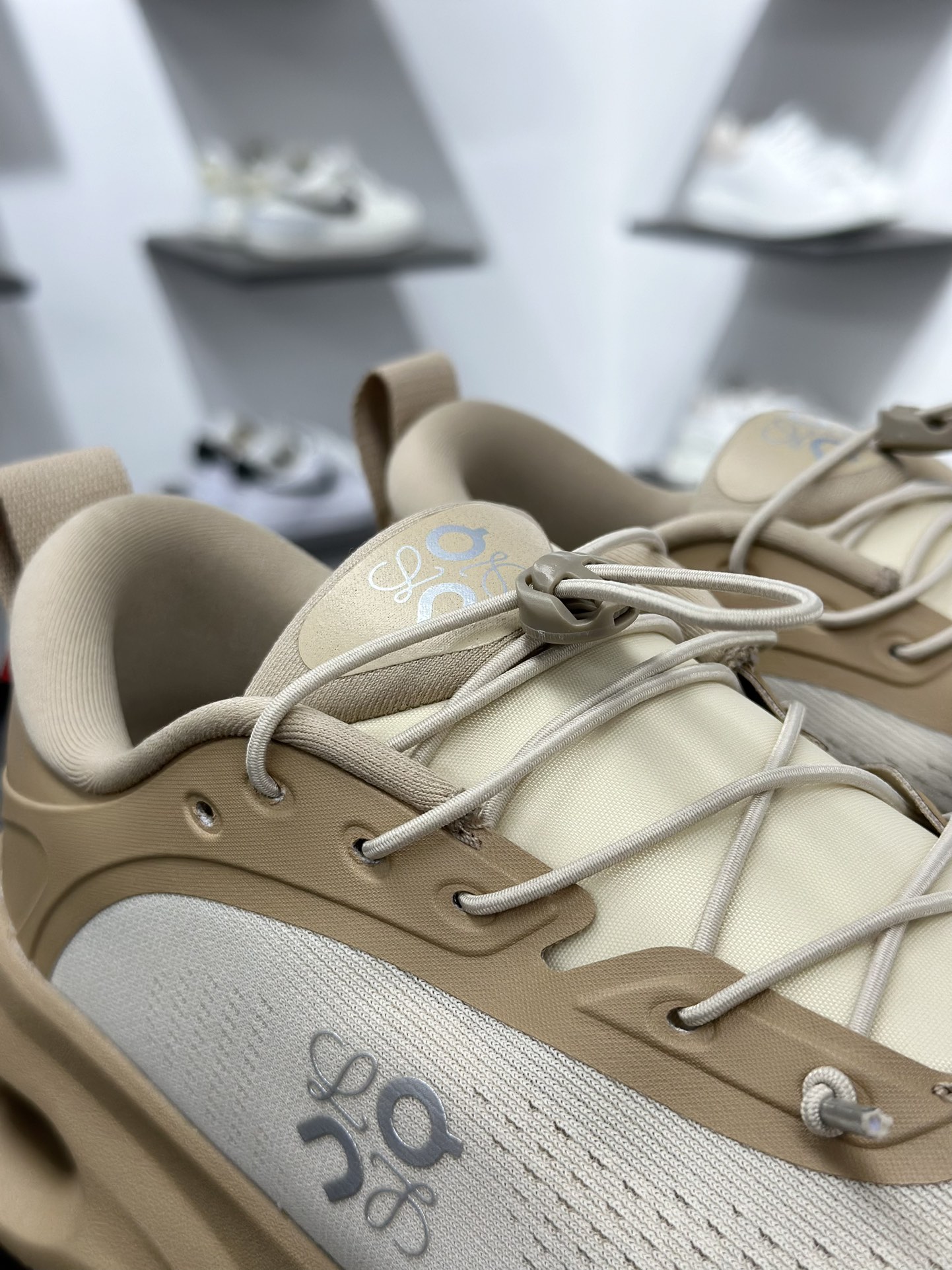 On昂跑 LOEWE 系列低帮轻量舒适多功能休闲运动鞋 3MF3060