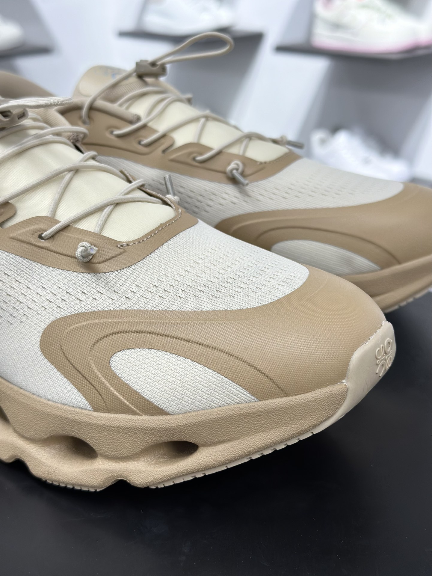 On昂跑 LOEWE 系列低帮轻量舒适多功能休闲运动鞋 3MF3060