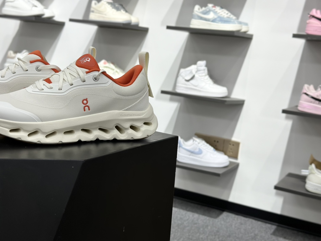 380 Loewe x On昂跑Cloudtilt 2.0 罗意威 联名轻量运动休闲鞋 脚感很舒服