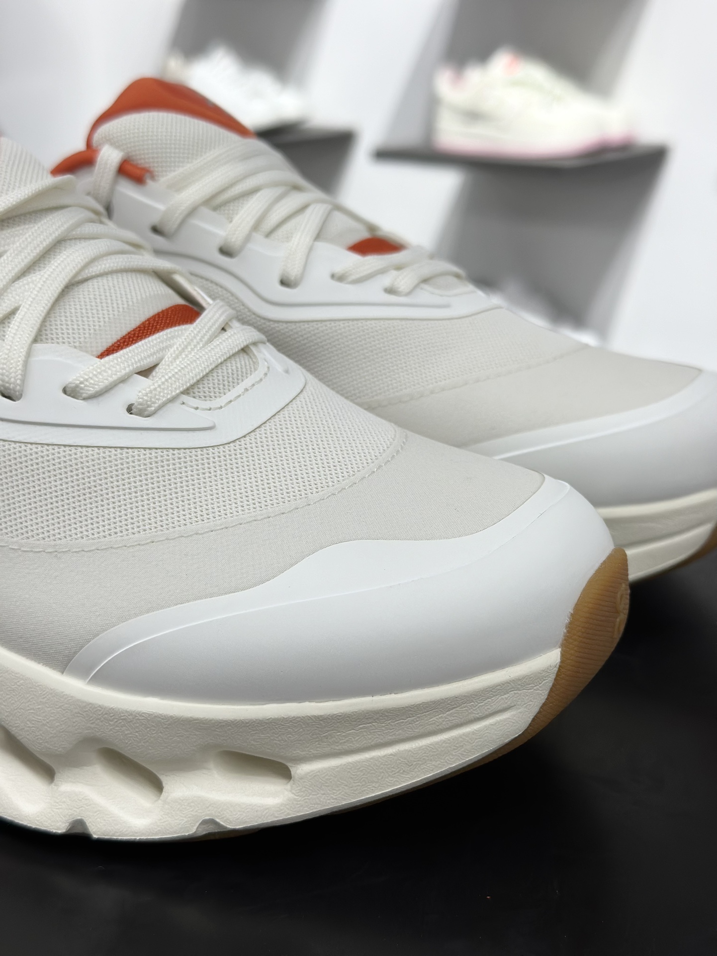 380 Loewe x On昂跑Cloudtilt 2.0 罗意威 联名轻量运动休闲鞋 脚感很舒服