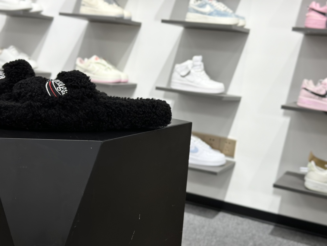 300 X1 Balenciaga 巴黎世家 Furry 毛毛拖鞋