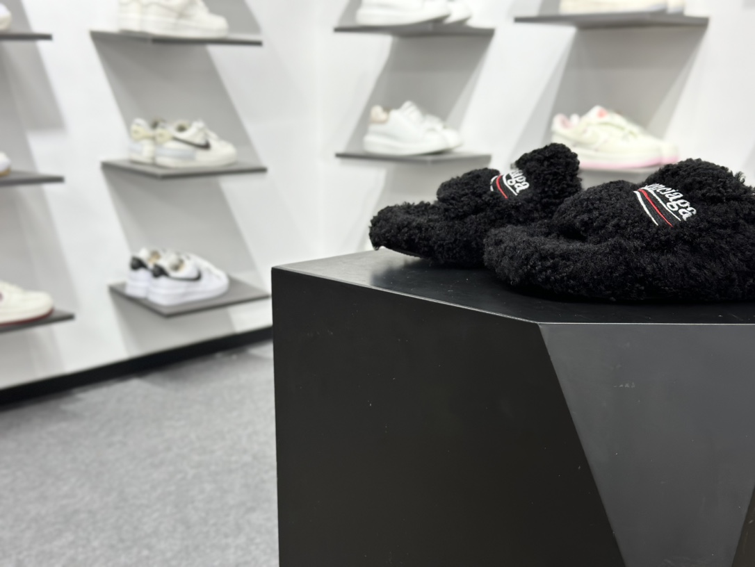300 X1 Balenciaga 巴黎世家 Furry 毛毛拖鞋