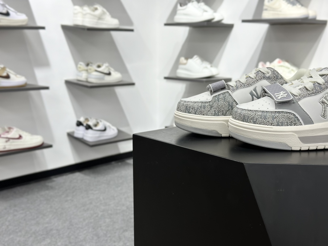 180 New York Yankees x MLB Chunky Liner Basic Mid 学长鞋系列老爹风轻量增高厚底百搭休闲运动板鞋“魔术贴裂纹浅灰米白NY印花”3ASXP025N-50GRS