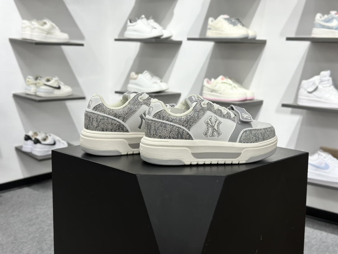 180 New York Yankees x MLB Chunky Liner Basic Mid 学长鞋系列老爹风轻量增高厚底百搭休闲运动板鞋“魔术贴裂纹浅灰米白NY印花”3ASXP025N-50GRS