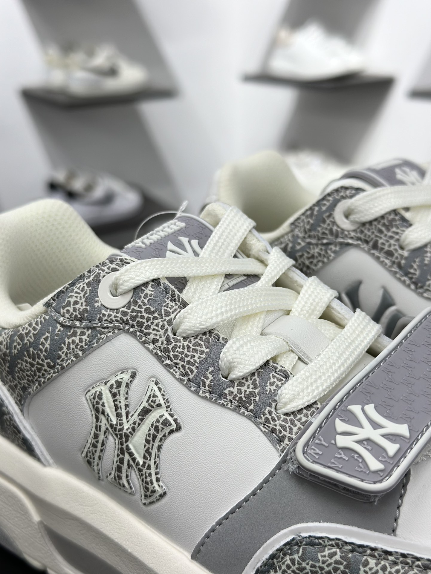 180 New York Yankees x MLB Chunky Liner Basic Mid 学长鞋系列老爹风轻量增高厚底百搭休闲运动板鞋“魔术贴裂纹浅灰米白NY印花”3ASXP025N-50GRS