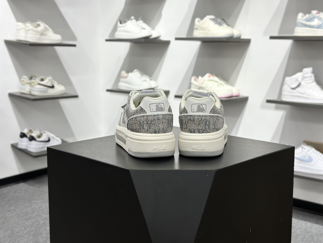 180 New York Yankees x MLB Chunky Liner Basic Mid 学长鞋系列老爹风轻量增高厚底百搭休闲运动板鞋“魔术贴裂纹浅灰米白NY印花”3ASXP025N-50GRS