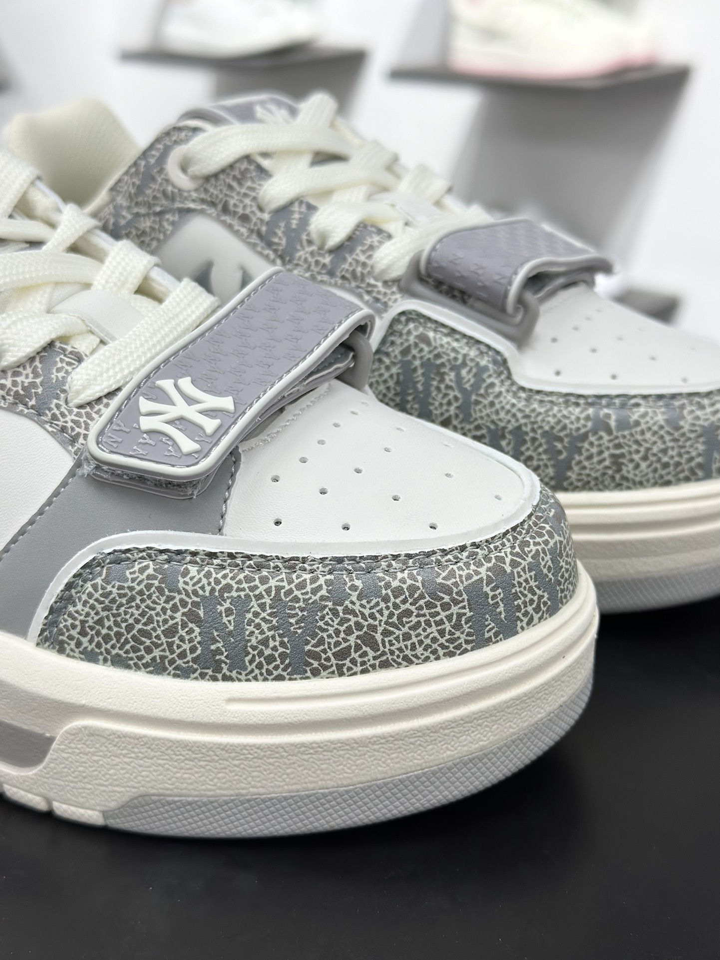 180 New York Yankees x MLB Chunky Liner Basic Mid 学长鞋系列老爹风轻量增高厚底百搭休闲运动板鞋“魔术贴裂纹浅灰米白NY印花”3ASXP025N-50GRS