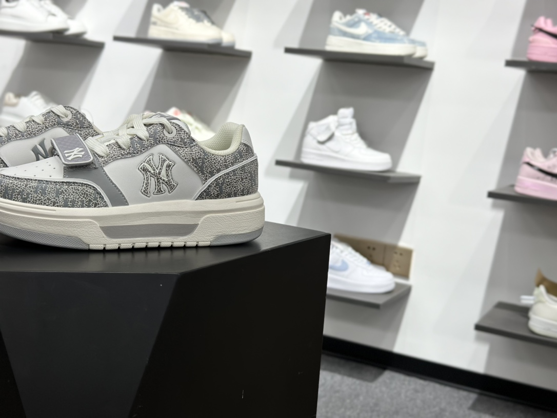 180 New York Yankees x MLB Chunky Liner Basic Mid 学长鞋系列老爹风轻量增高厚底百搭休闲运动板鞋“魔术贴裂纹浅灰米白NY印花”3ASXP025N-50GRS