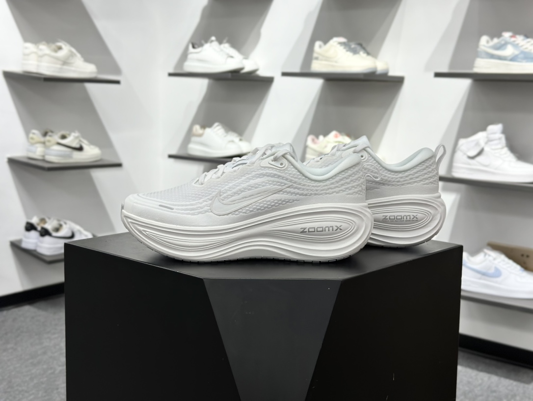 180 Nike Air Zoom Vomero Plus HV8150-102