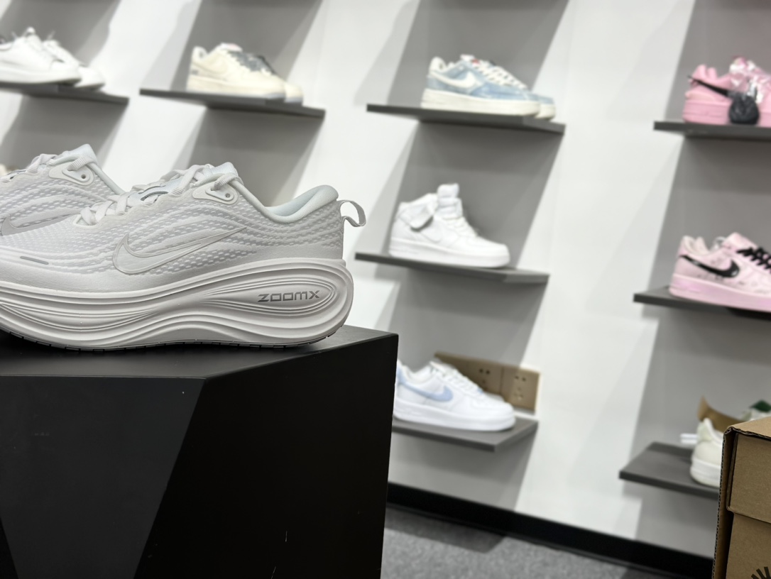 180 Nike Air Zoom Vomero Plus HV8150-102