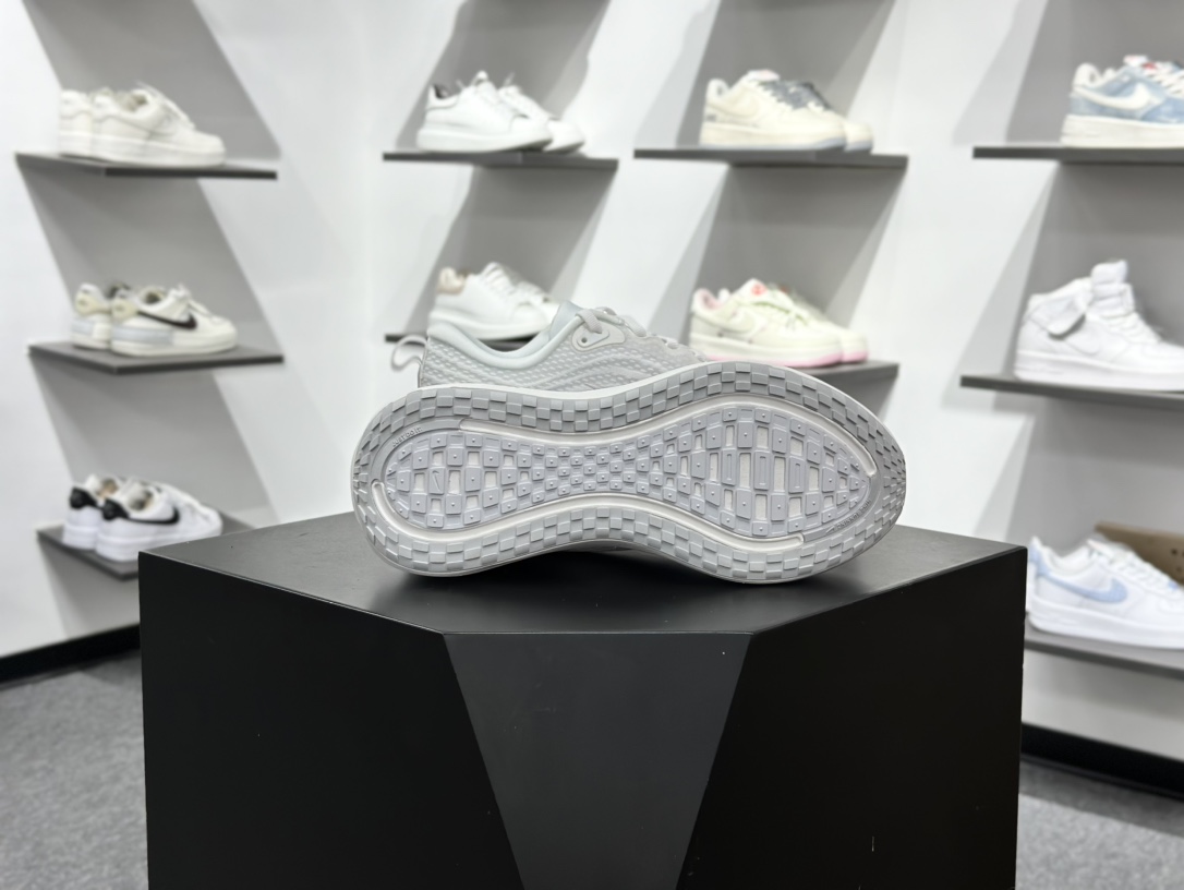 180 Nike Air Zoom Vomero Plus HV8150-102