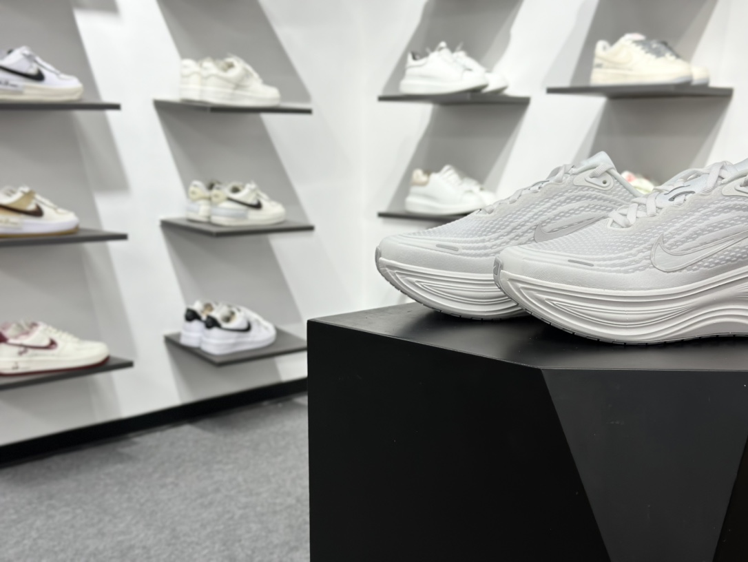 180 Nike Air Zoom Vomero Plus HV8150-102