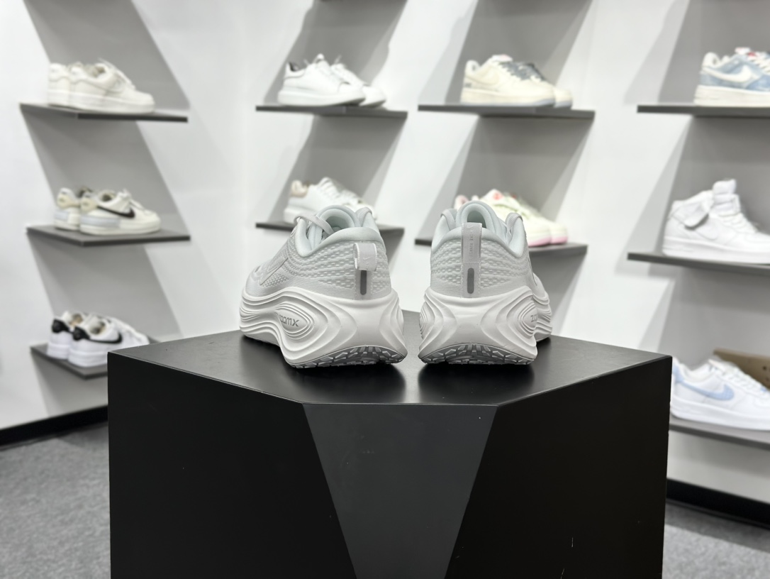 180 Nike Air Zoom Vomero Plus HV8150-102