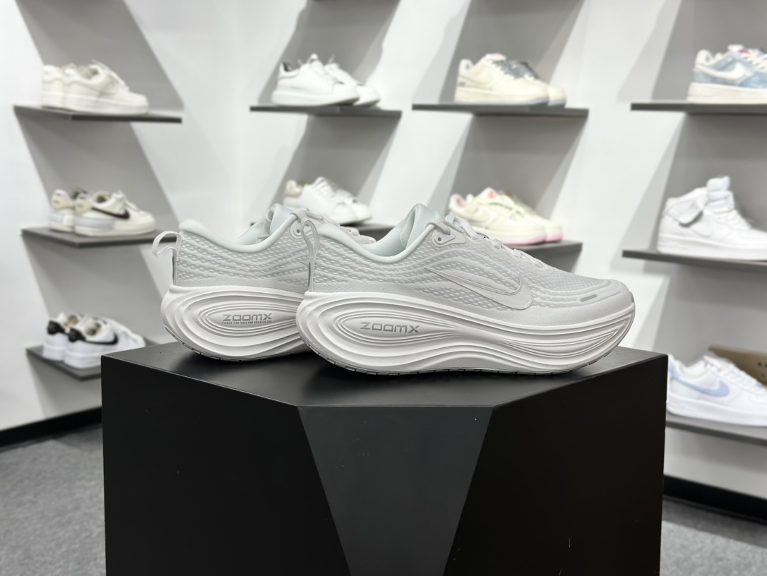 180 Nike Air Zoom Vomero Plus HV8150-102