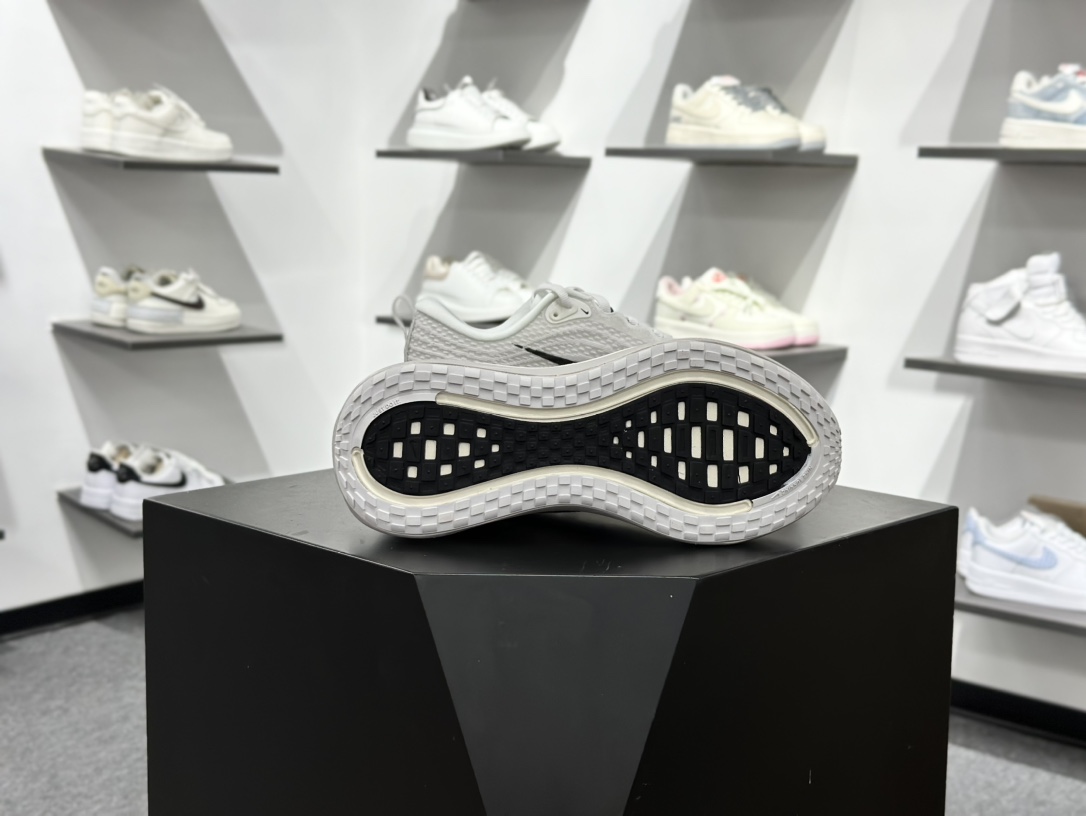 180 Nike Air Zoom Vomero Plus IH2268-100