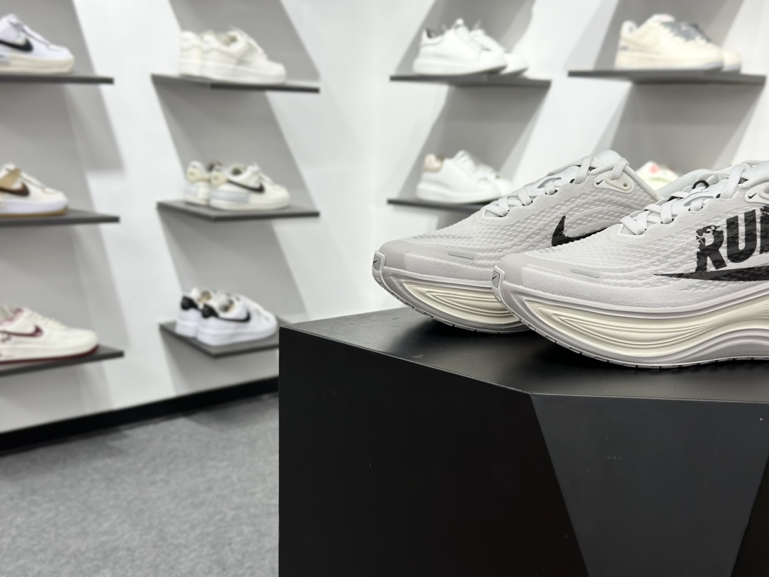 180 Nike Air Zoom Vomero Plus IH2268-100