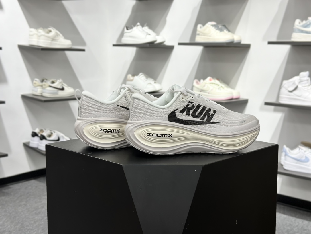 180 Nike Air Zoom Vomero Plus IH2268-100