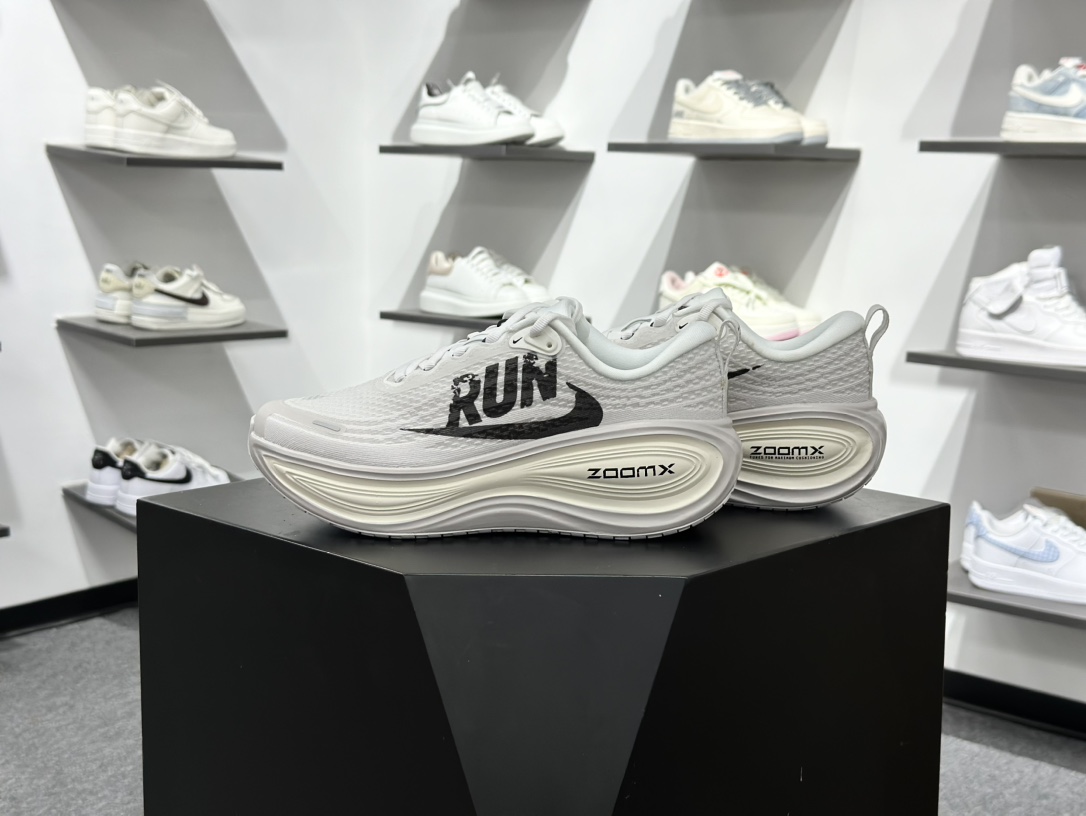 180 Nike Air Zoom Vomero Plus IH2268-100