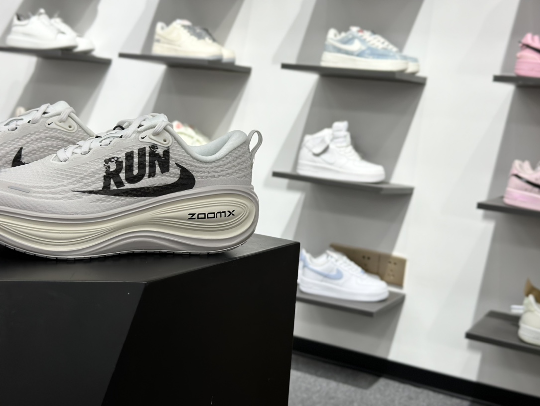 180 Nike Air Zoom Vomero Plus IH2268-100