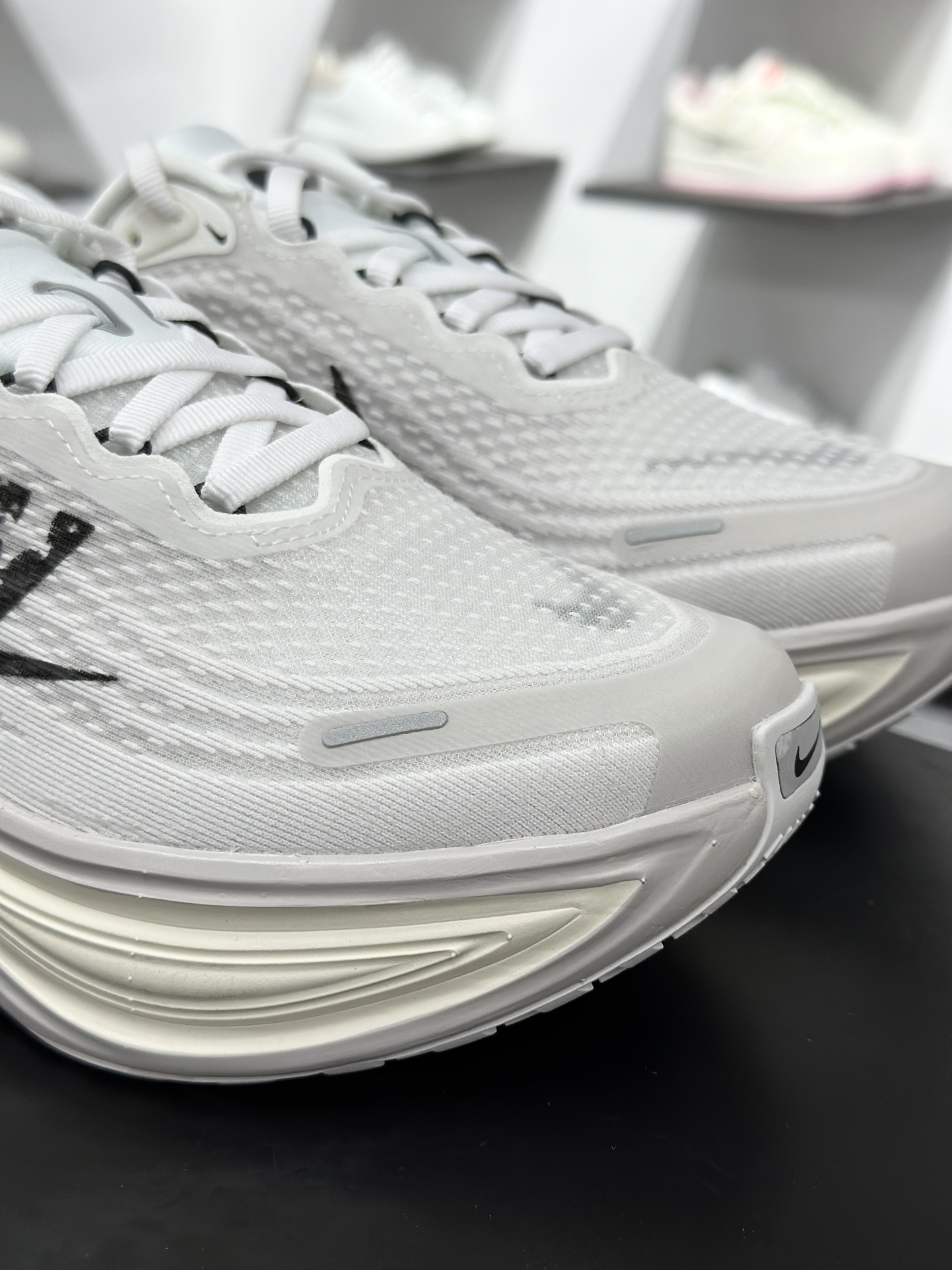 180 Nike Air Zoom Vomero Plus IH2268-100