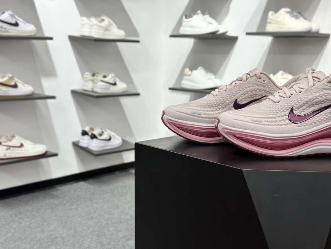 180 Nike VOMERO PLUS轻盈跑鞋 顶级版本 Nike VOMERO 18 舒适百搭防滑耐磨 低帮 休闲跑步鞋男女同款 HV8154-602