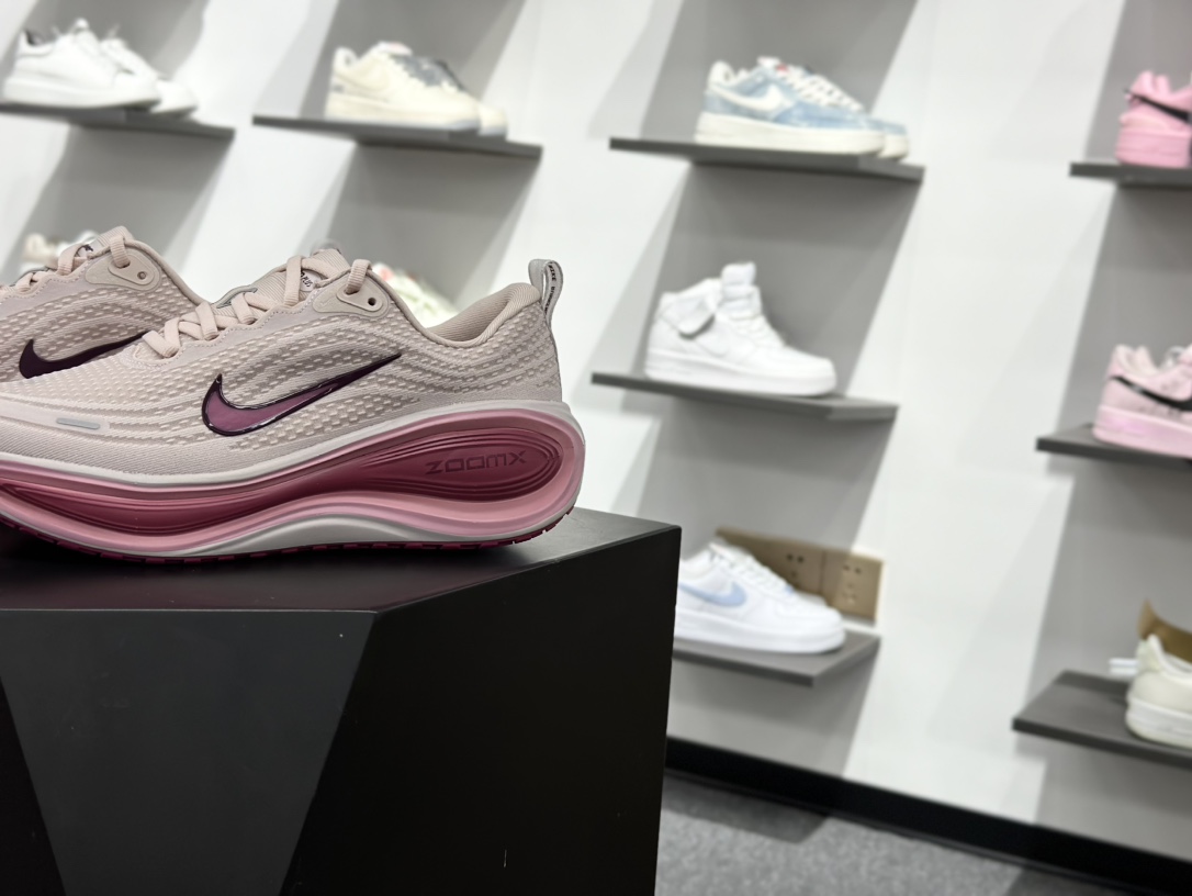 180 Nike VOMERO PLUS轻盈跑鞋 顶级版本 Nike VOMERO 18 舒适百搭防滑耐磨 低帮 休闲跑步鞋男女同款 HV8154-602