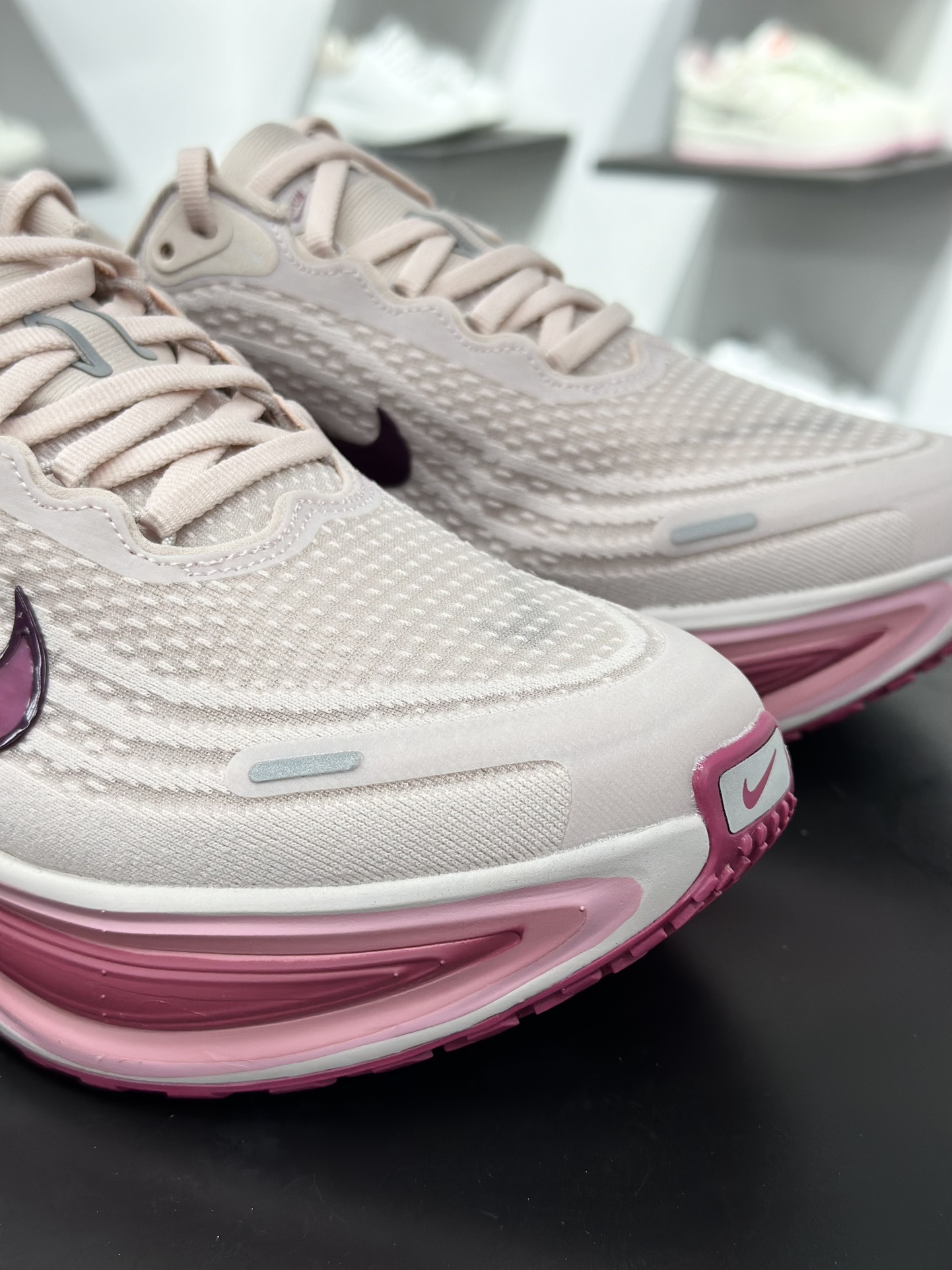 180 Nike VOMERO PLUS轻盈跑鞋 顶级版本 Nike VOMERO 18 舒适百搭防滑耐磨 低帮 休闲跑步鞋男女同款 HV8154-602