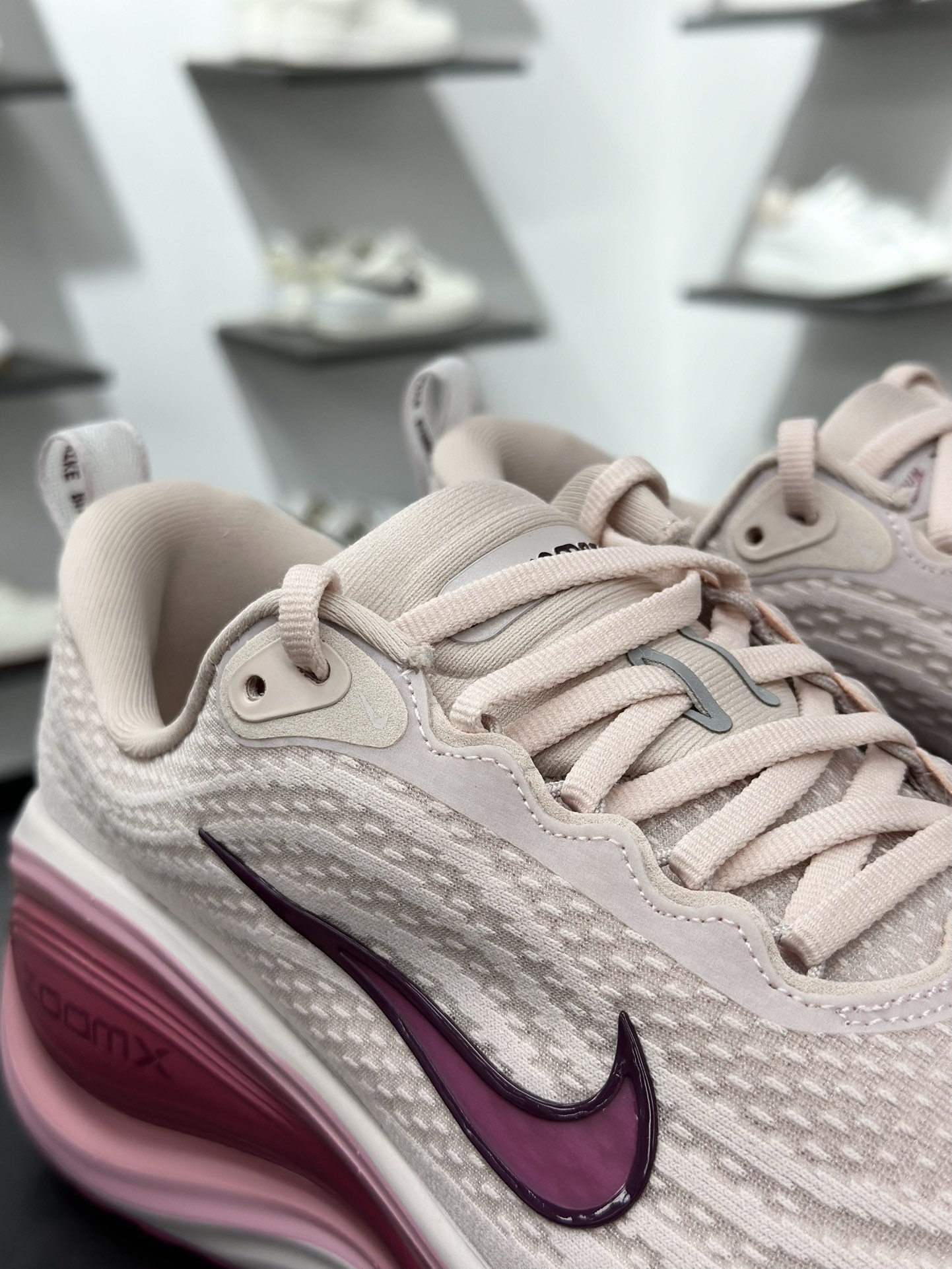 180 Nike VOMERO PLUS轻盈跑鞋 顶级版本 Nike VOMERO 18 舒适百搭防滑耐磨 低帮 休闲跑步鞋男女同款 HV8154-602