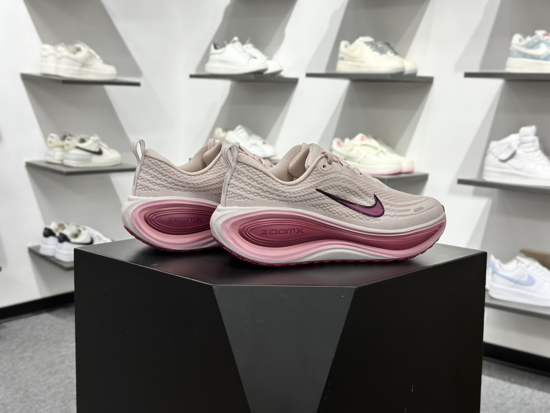 180 Nike VOMERO PLUS轻盈跑鞋 顶级版本 Nike VOMERO 18 舒适百搭防滑耐磨 低帮 休闲跑步鞋男女同款 HV8154-602