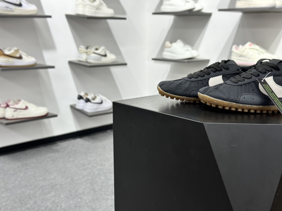 220 Jacquemus x Nike Jacumoon 耐克 柔软舒适防滑耐磨 低帮休闲板鞋 HV8547-001