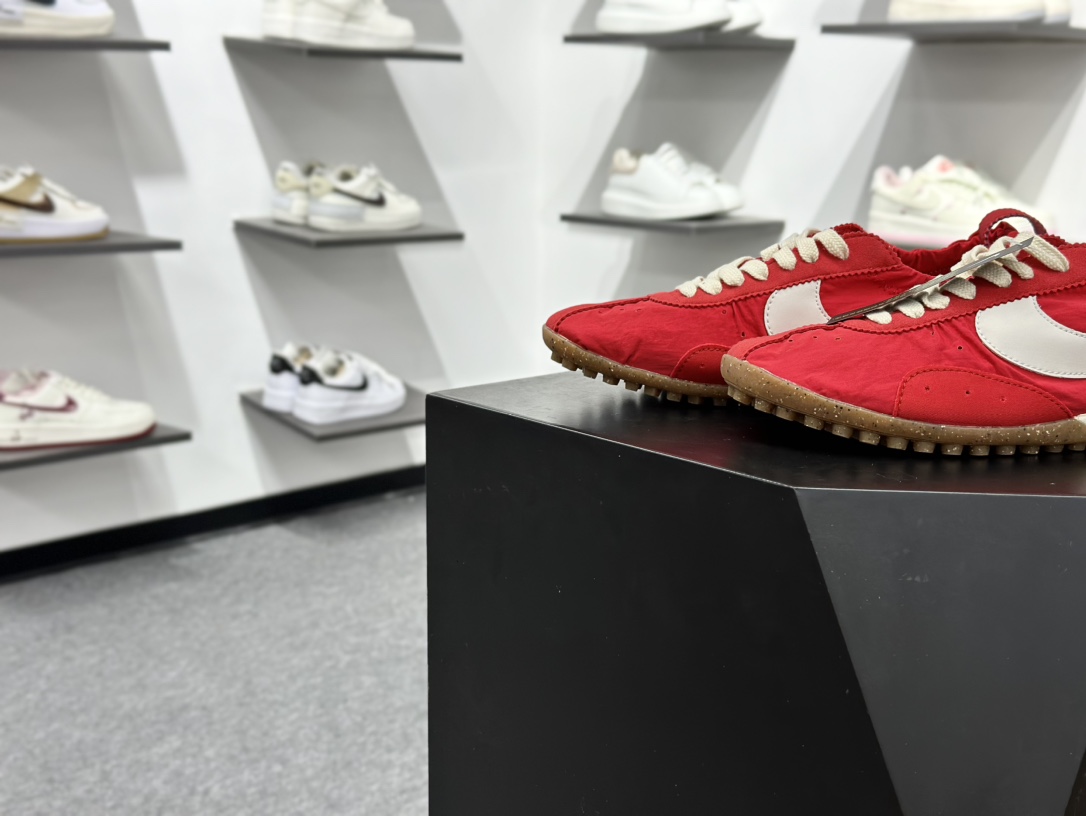 220 Jacquemus x Nike Jacumoon 耐克 柔软舒适防滑耐磨 低帮休闲板鞋 HV8547-700-Chinese UA Cheap High Quatity Brand Clothes Bags handbags Sneakers wholesale wholesaler seller from China Factory suppliers Fashion Clothing Shoes best Quality Beautiful Price 220 Jacquemus x Nike Jacumoon 耐克 柔软舒适防滑耐磨 低帮休闲板鞋 HV8547-700