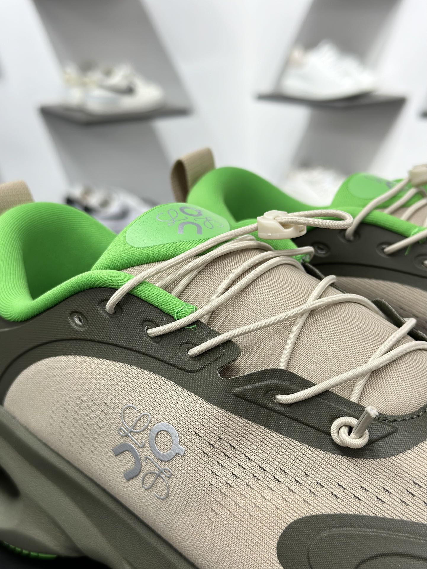 On昂跑 LOEWE 系列低帮轻量舒适多功能休闲运动鞋 3MF3066