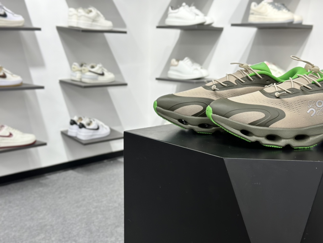 On昂跑 LOEWE 系列低帮轻量舒适多功能休闲运动鞋 3MF3066