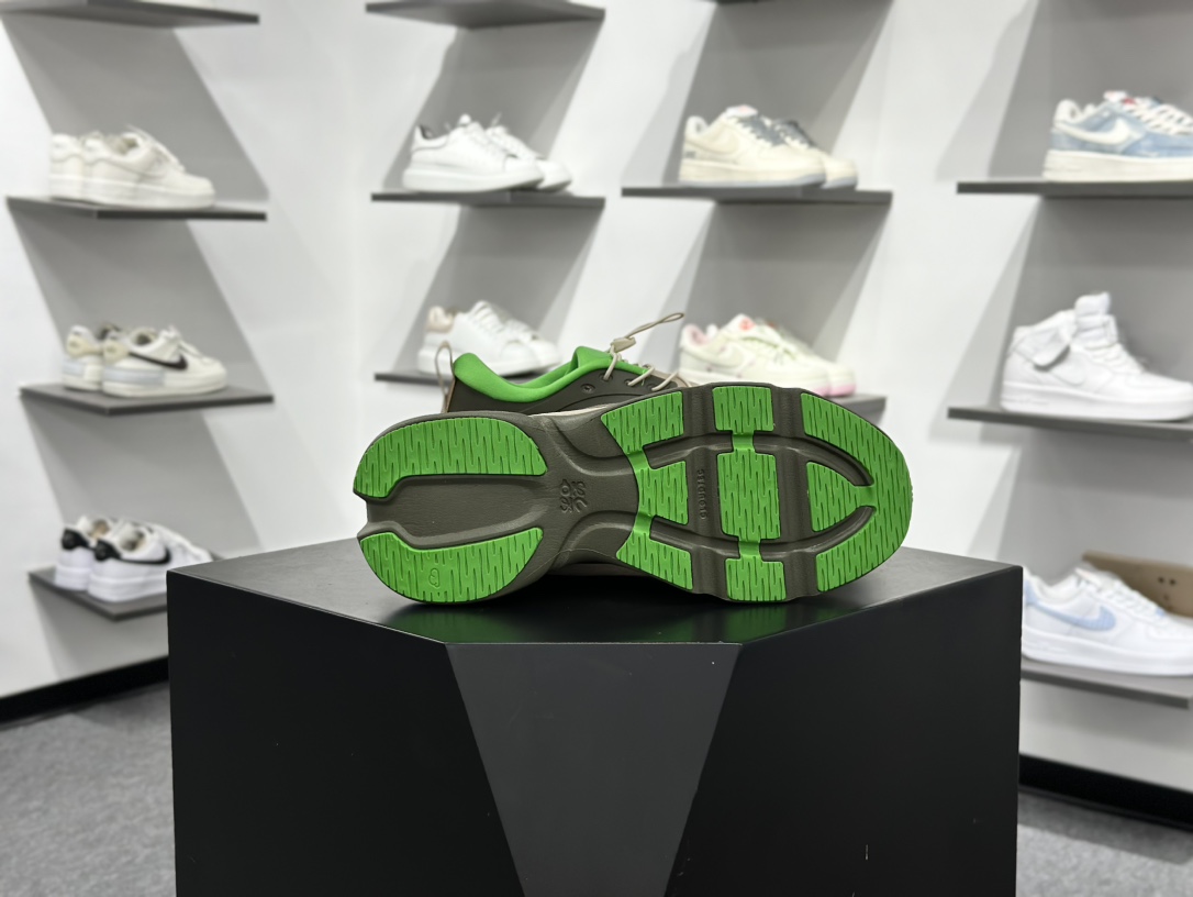 On昂跑 LOEWE 系列低帮轻量舒适多功能休闲运动鞋 3MF3066