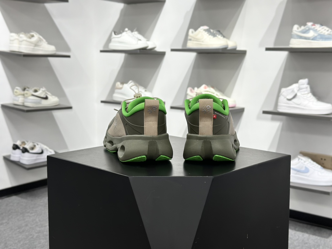 On昂跑 LOEWE 系列低帮轻量舒适多功能休闲运动鞋 3MF3066