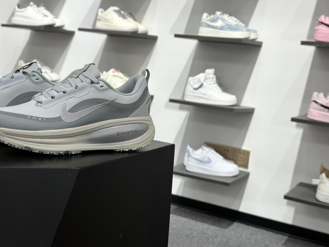 NK Vomero 18 GTX V18 网面透气跑步鞋HQ700-100