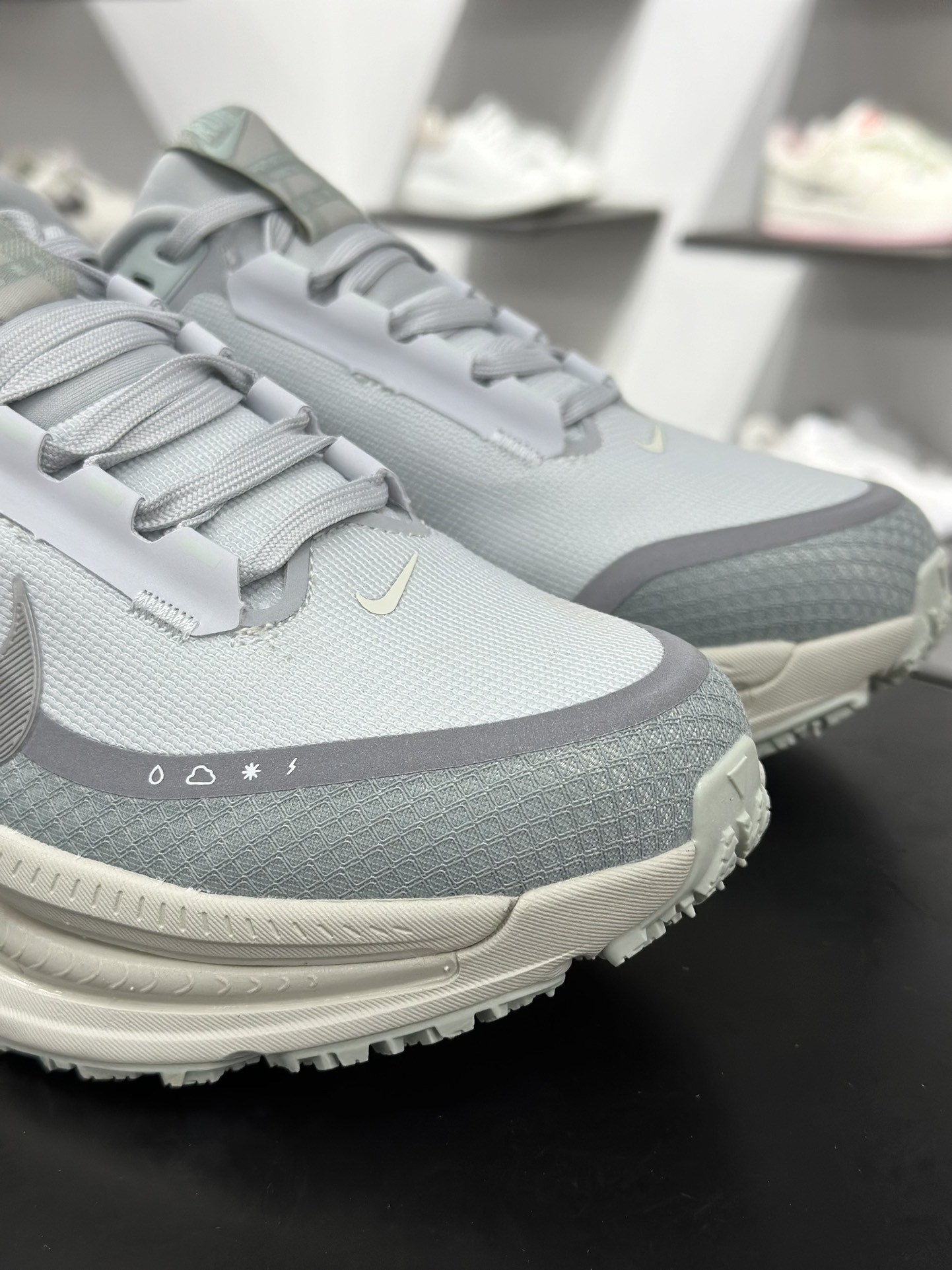 NK Vomero 18 GTX V18 网面透气跑步鞋HQ700-100