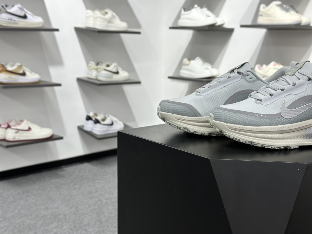 NK Vomero 18 GTX V18 网面透气跑步鞋HQ700-100