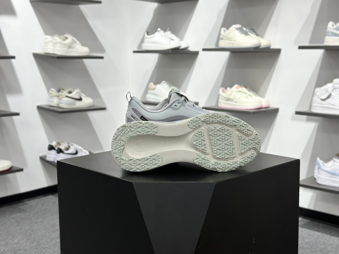 NK Vomero 18 GTX V18 网面透气跑步鞋HQ700-100