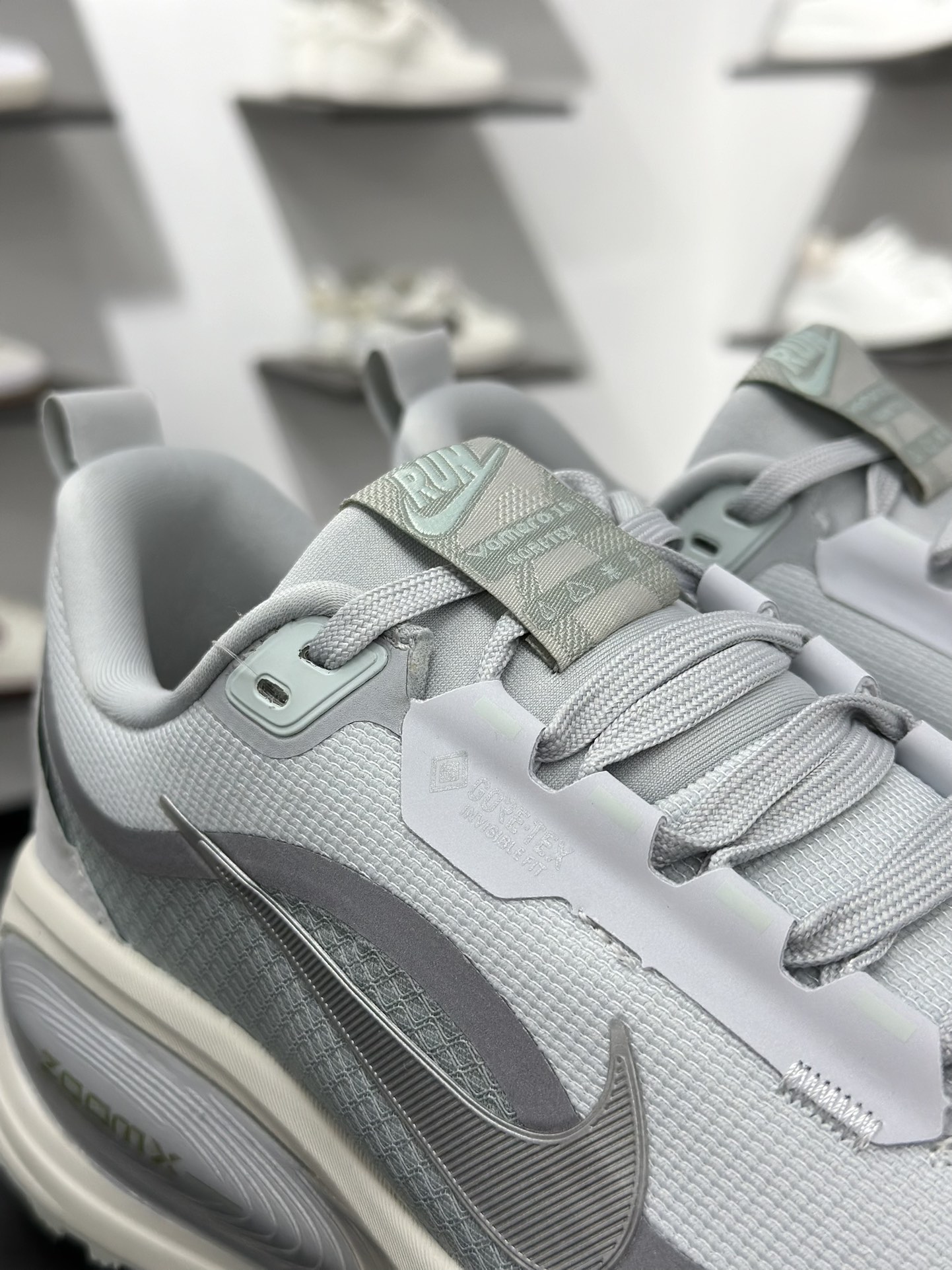 NK Vomero 18 GTX V18 网面透气跑步鞋HQ700-100