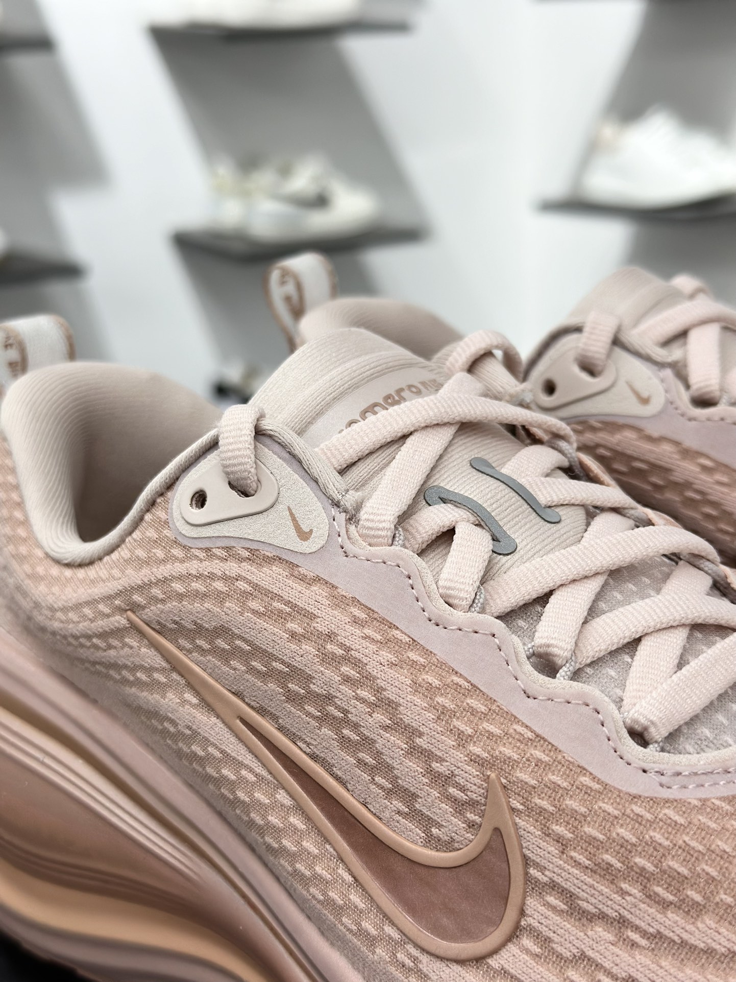 Nike VOMERO PLUS轻盈跑鞋 顶级版本 Nike VOMERO 18 舒适百搭防滑耐磨 低帮 休闲跑步鞋男女同款 HV8154-601