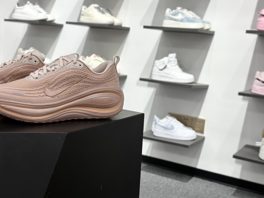 Nike VOMERO PLUS轻盈跑鞋 顶级版本 Nike VOMERO 18 舒适百搭防滑耐磨 低帮 休闲跑步鞋男女同款 HV8154-601