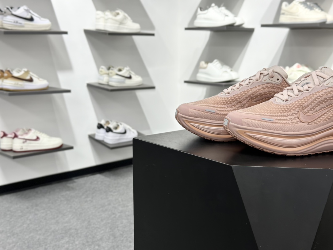 Nike VOMERO PLUS轻盈跑鞋 顶级版本 Nike VOMERO 18 舒适百搭防滑耐磨 低帮 休闲跑步鞋男女同款 HV8154-601