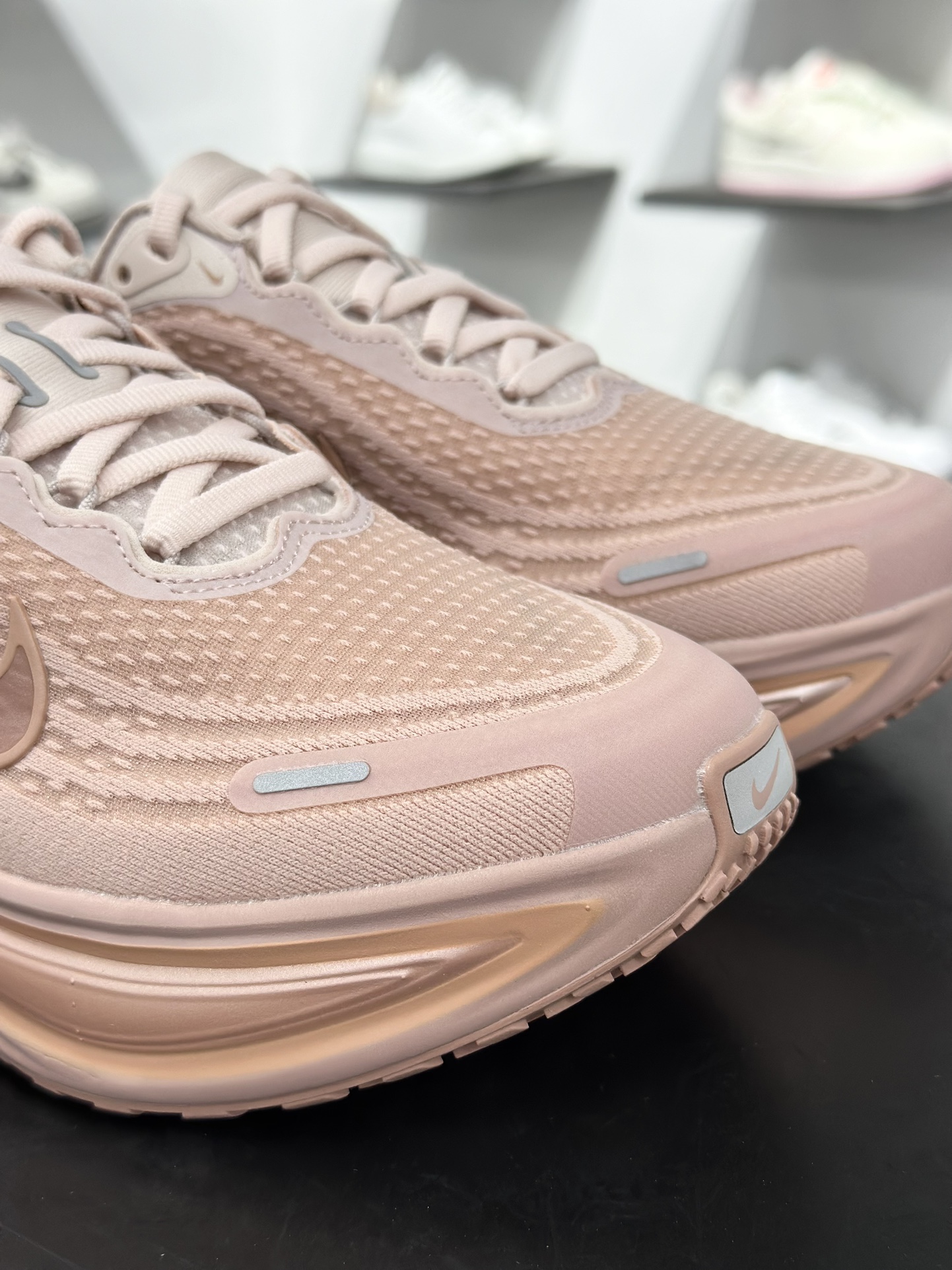 Nike VOMERO PLUS轻盈跑鞋 顶级版本 Nike VOMERO 18 舒适百搭防滑耐磨 低帮 休闲跑步鞋男女同款 HV8154-601
