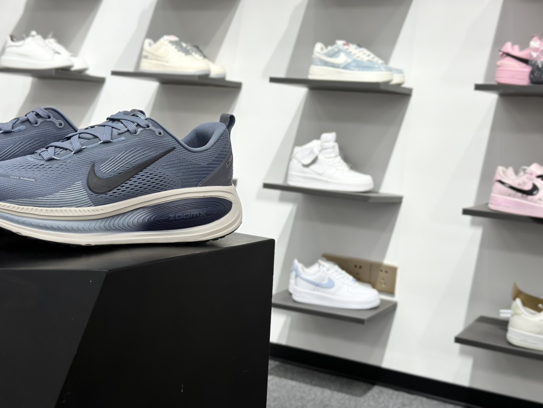 NK Zoom VOMERO 18 轻量跑鞋 耐克网透面气 训跑练步鞋 HM6803-402