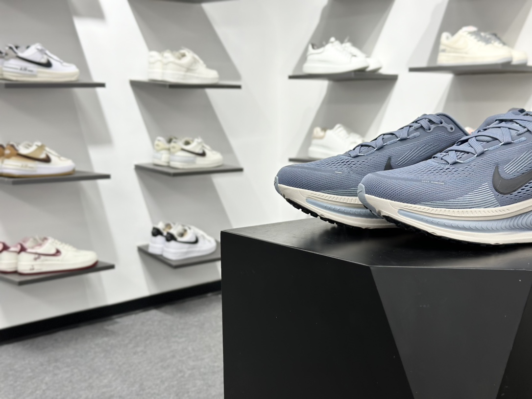 NK Zoom VOMERO 18 轻量跑鞋 耐克网透面气 训跑练步鞋 HM6803-402