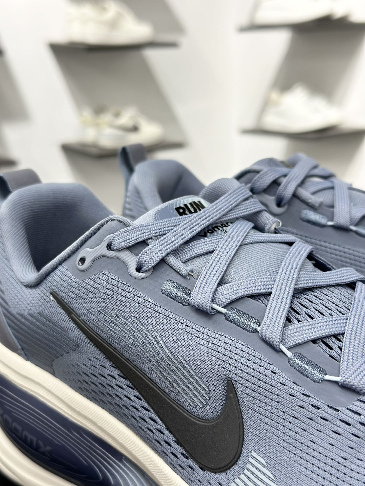 NK Zoom VOMERO 18 轻量跑鞋 耐克网透面气 训跑练步鞋 HM6803-402